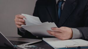 Profesional con traje revisando varios documentos