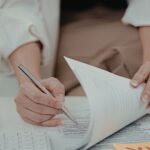 Persona haciendo anotaciones en un documento