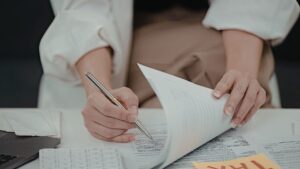 Persona haciendo anotaciones en un documento
