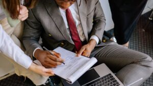 Profesional con traje revisando documentación sobre una mesa