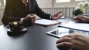 Profesionales comentando documentación durante una consulta laboral