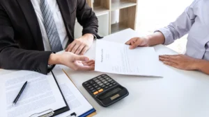 Documentos y calculadora durante una consulta laboral